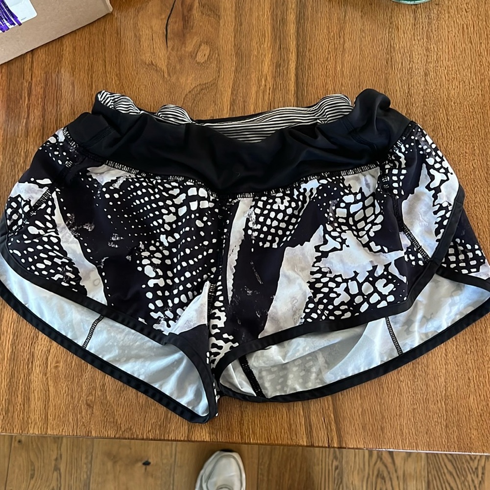 Lululemon black and white size 6 shorts